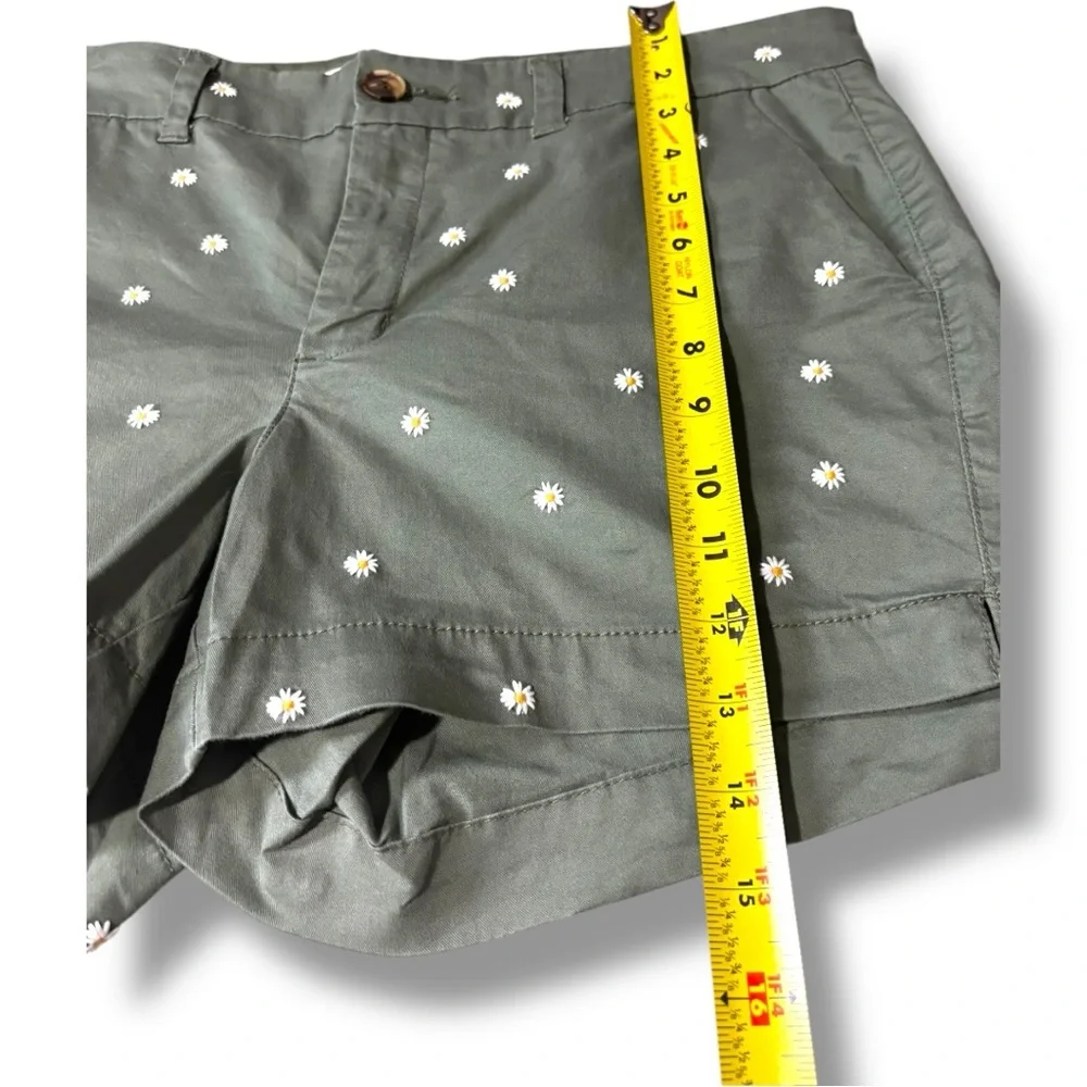 Old Navy Olive Green Small White Floral Print Women's Everyday Mid Rise Shorts